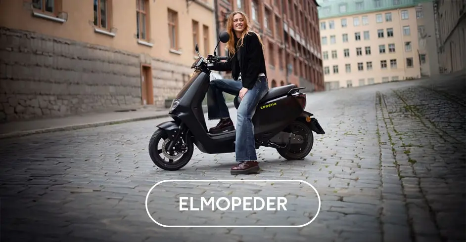 Ung kvinna som åker lekfullt på en silverfärgad moped