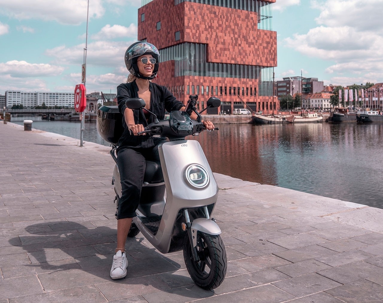 Niu Mqi+ Sport Standard Range 45km/h Silver Elmoped