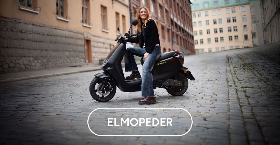 Ung kvinna som åker lekfullt på en silverfärgad moped
