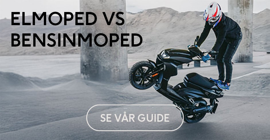 Bild där en kille står på sisten på en stegrande moped, med grå betong runt om