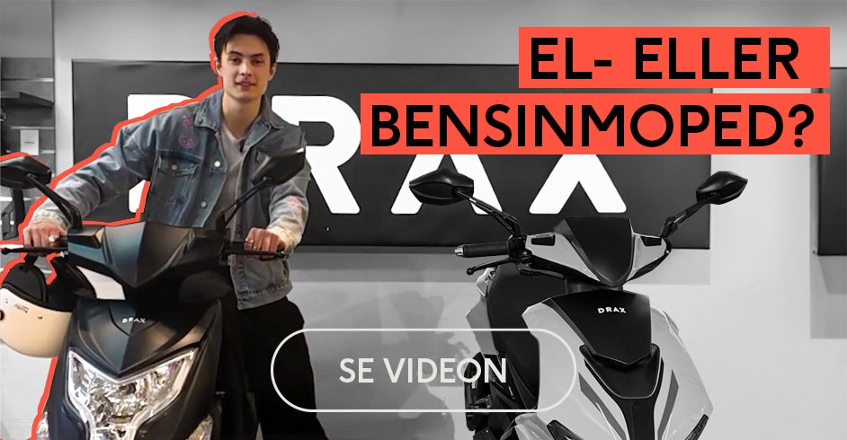 Bild där en kille står på sisten på en stegrande moped, med grå betong runt om