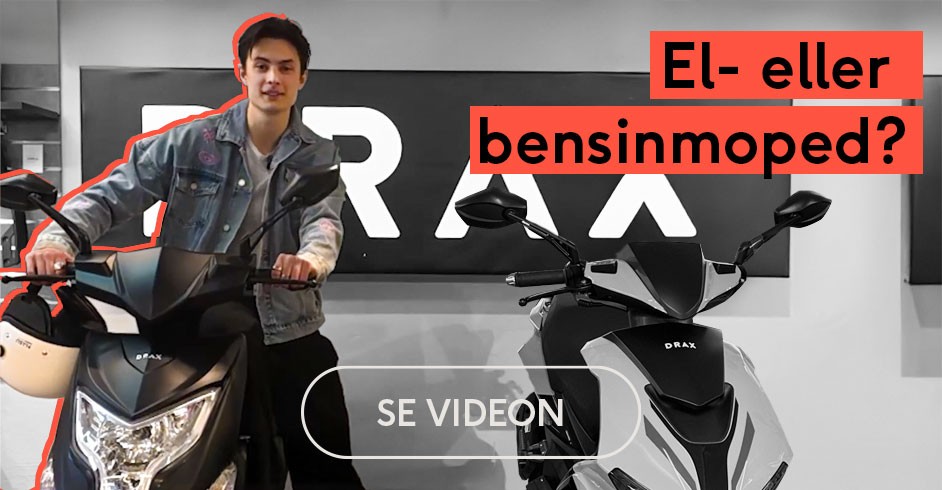 Bild där en kille står på sisten på en stegrande moped, med grå betong runt om