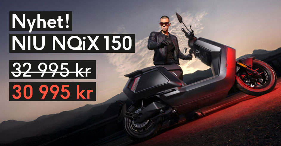 En bild tagen lite snett i grodperspektiv från en vägkant, där man ser en svartklädd person vid en svart elmoped. och texten "Nyhet! NIU NQX 150, 30 995 kr"