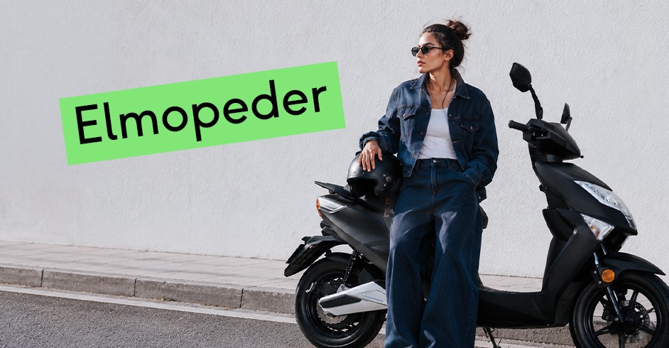 Ung kvinna som &aring;ker lekfullt p&aring; en silverf&auml;rgad moped